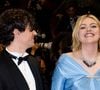 Ce morceau a été pensé par la star américaine comme une déclaration d’amour destinée aux cérémonies de mariage. Difficile, aujourd’hui, de ne pas y voir un petit clin d’œil !

Florian Rossi et sa compgane Louane Emera lors du 76ème Festival International du Film de Cannes, le 22 mai 2023. © Jacovides-Moreau / Bestimage