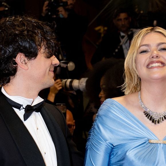 Ce morceau a été pensé par la star américaine comme une déclaration d’amour destinée aux cérémonies de mariage. Difficile, aujourd’hui, de ne pas y voir un petit clin d’œil !

Florian Rossi et sa compgane Louane Emera lors du 76ème Festival International du Film de Cannes, le 22 mai 2023. © Jacovides-Moreau / Bestimage