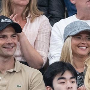 la jolie blonde a fait couler de l'encre sur l'identité de son compagnon.

Kelly Vedovelli et son petit frère Lucas en tribunes lors des Internationaux de France de Tennis de Roland Garros 2025, à Paris, France, le 6 juin 2025. © Jacovides-Moreau/Bestimage
