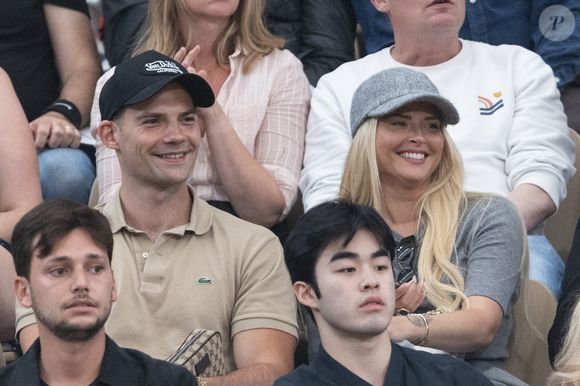 la jolie blonde a fait couler de l'encre sur l'identité de son compagnon.

Kelly Vedovelli et son petit frère Lucas en tribunes lors des Internationaux de France de Tennis de Roland Garros 2025, à Paris, France, le 6 juin 2025. © Jacovides-Moreau/Bestimage