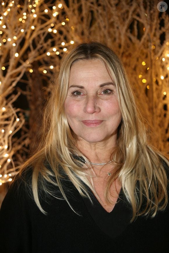 Sophie Favier lors du lancement de la nouvelle bouteille de vodka réalisée par le peintre Robert Combas à L'hôtel Marignan Paris le 16 décembre 2022.
Agence / Bestimage