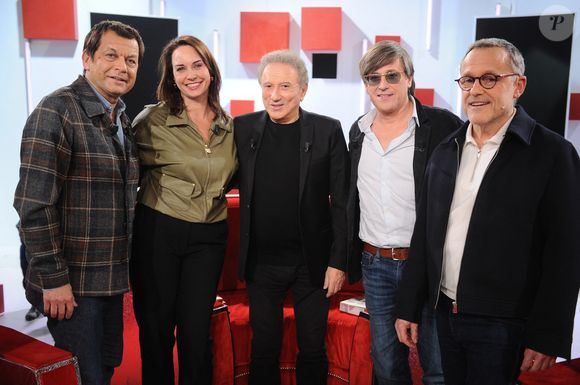 Exclusif - Laurent Mariotte, Julia Vignali, Michel Drucker, Thomas Dutronc et Emmanuel Chaunu lors de l'enregistrement de l'émission Vivement dimanche au studio Rive gauche, présentée par M. Drucker, diffusée sur France 3, le 1er mars 2026, à Paris, France, le 18 février 2026. © Guillaume Gaffiot/Bestimage