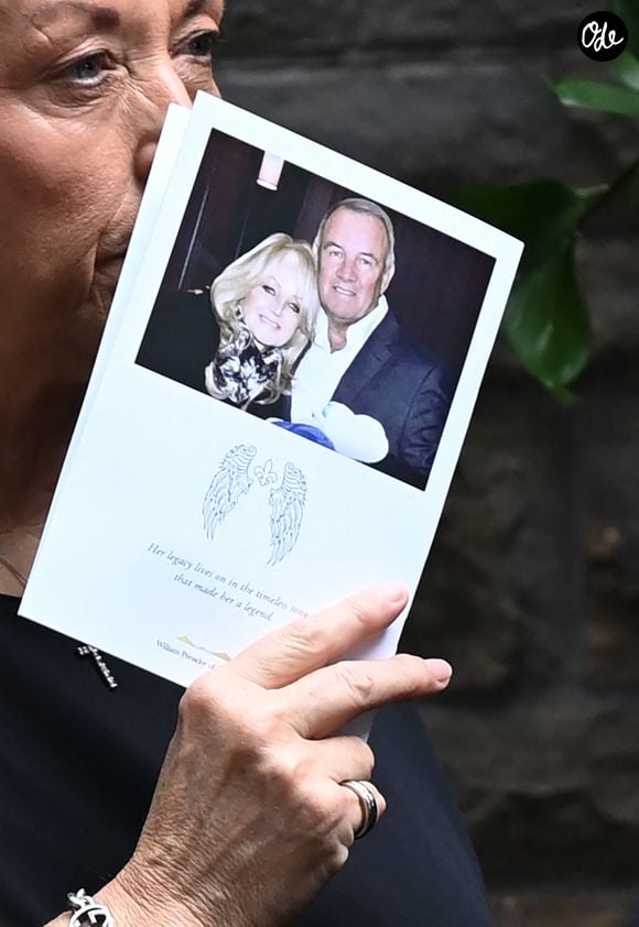 Une photo du couple figurait au dos du livret de la cérémonie, en souvenir de leur longue histoire d'amour débutée en 1969.

Les proches de Bonnie Tyler réunis à la cathédrale St Mary de Swansea, au Pays de Galles, pour rendre un dernier hommage à la chanteuse, le 17 août 2026.

© Backgrid UK/ Bestimage