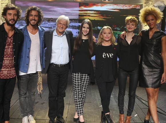 Après plusieurs années loin des projecteurs, une figure emblématique de la chanson française annonce officiellement son retour sur le devant de la scène.

 Les Fréro Delavega (Jéremy Frérot et Florian Delavega), Dave, Marina Kaye, Véronique Sanson, Raphaële Lannadère (La chanteuse "L"), Amanda Scott au Studio 107 à La Plaine Saint Denis.
Crédit photo CVS / Bestimage