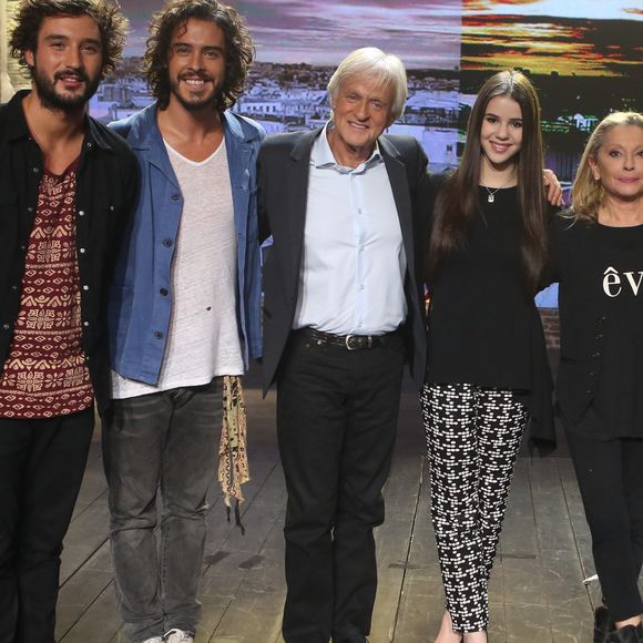 Après plusieurs années loin des projecteurs, une figure emblématique de la chanson française annonce officiellement son retour sur le devant de la scène.

 Les Fréro Delavega (Jéremy Frérot et Florian Delavega), Dave, Marina Kaye, Véronique Sanson, Raphaële Lannadère (La chanteuse "L"), Amanda Scott au Studio 107 à La Plaine Saint Denis.
Crédit photo CVS / Bestimage