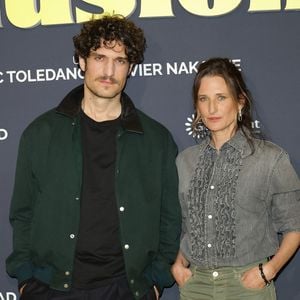 Pour incarner les parents de Vincent, les réalisateurs ont fait appel à Camille Cottin et Louis Garrel. Un couple de fiction explosif et attachant.

Louis Garrel et Camille Cottin - Première du film "Juste une illusion" au cinéma Le Grand Rex à Paris le 22 mars 2026. 

© Coadic Guirec/Bestimage