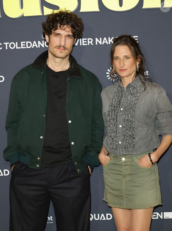 Pour incarner les parents de Vincent, les réalisateurs ont fait appel à Camille Cottin et Louis Garrel. Un couple de fiction explosif et attachant.

Louis Garrel et Camille Cottin - Première du film "Juste une illusion" au cinéma Le Grand Rex à Paris le 22 mars 2026. 

© Coadic Guirec/Bestimage