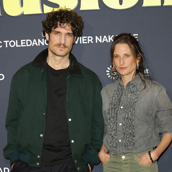 Pour incarner les parents de Vincent, les réalisateurs ont fait appel à Camille Cottin et Louis Garrel. Un couple de fiction explosif et attachant.

Louis Garrel et Camille Cottin - Première du film "Juste une illusion" au cinéma Le Grand Rex à Paris le 22 mars 2026. 

© Coadic Guirec/Bestimage