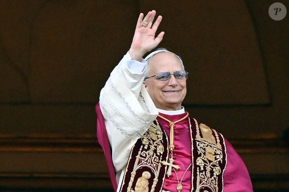2025/5/8.Le pape nouvellement élu Léon XIV, Robert Prevost apparaît pour la première fois au balcon de la loggia centrale de la basilique Saint-Pierre, après que les cardinaux ont terminé le conclave, au Vatican.