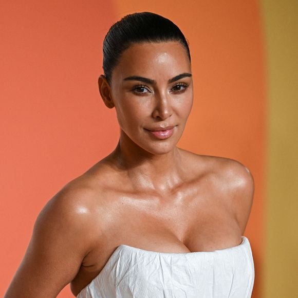 Kim Kardashian arrive à la soirée des Oscars de Vanity Fair, au Wallis Annenberg Center for the Performing Arts. Crédit : Doug Peters/EMPICS