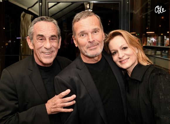 "Tu te souviens de la première fois qu'on s'est rencontré ?" demande Audrey Crespo-Mara. 

Exclusif - Thierry Ardisson, Laurent Baffie et Audrey Crespo-Mara - Laurent Baffie fête son succès littéraire "1 Million de livres vendus" aux Deux Magots à Paris le 8 mars 2023. © Veeren/Bestimage