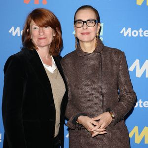 Elle est metteuse en scène, comédienne.

Muriel Mayette-Holtz et Carole Bouquet - Dîner de Gala Moteur! à la Bibliothèque Nationale de France (BNF) à Paris le 25 mars 2024 © Guirec Coadic / Bestimage