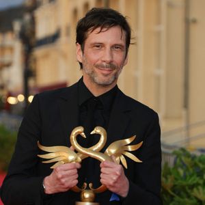Un film touchant accompagné par la musique d’Alex Beaupain, également récompensé pour la meilleure bande originale...
Alex Beaupain remporte le prix de la meilleure musique originale pour "Joli Joli" - Cérémonie de clôture de la 39ème édition du festival du film romantique de Cabourg le 14 juin 2025. © Guirec Coadic / Bestimage