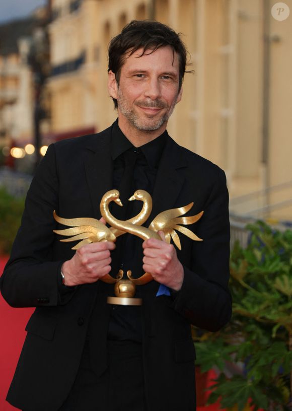 Un film touchant accompagné par la musique d’Alex Beaupain, également récompensé pour la meilleure bande originale...

Alex Beaupain remporte le prix de la meilleure musique originale pour "Joli Joli" - Cérémonie de clôture de la 39ème édition du festival du film romantique de Cabourg le 14 juin 2025. © Guirec Coadic / Bestimage