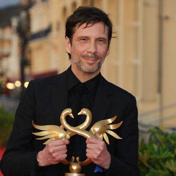 Un film touchant accompagné par la musique d’Alex Beaupain, également récompensé pour la meilleure bande originale...

Alex Beaupain remporte le prix de la meilleure musique originale pour "Joli Joli" - Cérémonie de clôture de la 39ème édition du festival du film romantique de Cabourg le 14 juin 2025. © Guirec Coadic / Bestimage