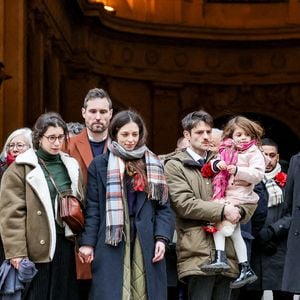 Pia Laborde et Gabrièle Laborde, les filles de C.Laborde, Thomas Stern, le mari de la défunte - Sortie des obsèques de Catherine Laborde en l’église Saint-Roch à Paris, le 6 février 2025. Décédée le 28 janvier 2025 à l'âge de 73 ans, l'ancienne présentatrice météo de TF1 (1988 - 2017) était atteinte de la maladie neurodégénérative à corps de Lewy. 
© Jacovides - Moreau / Bestimage