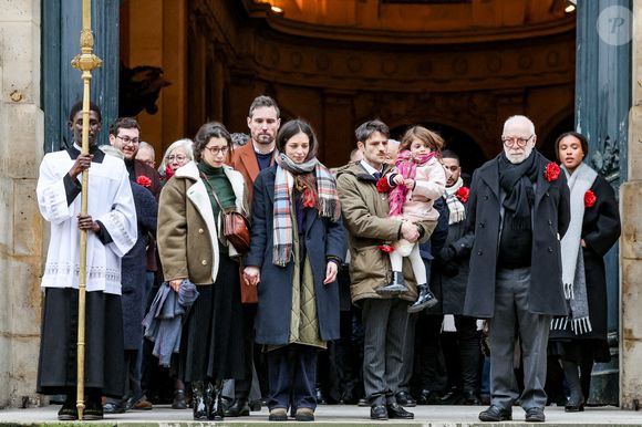 Pia Laborde et Gabrièle Laborde, les filles de C.Laborde, Thomas Stern, le mari de la défunte - Sortie des obsèques de Catherine Laborde en l’église Saint-Roch à Paris, le 6 février 2025. Décédée le 28 janvier 2025 à l'âge de 73 ans, l'ancienne présentatrice météo de TF1 (1988 - 2017) était atteinte de la maladie neurodégénérative à corps de Lewy. 
© Jacovides - Moreau / Bestimage
