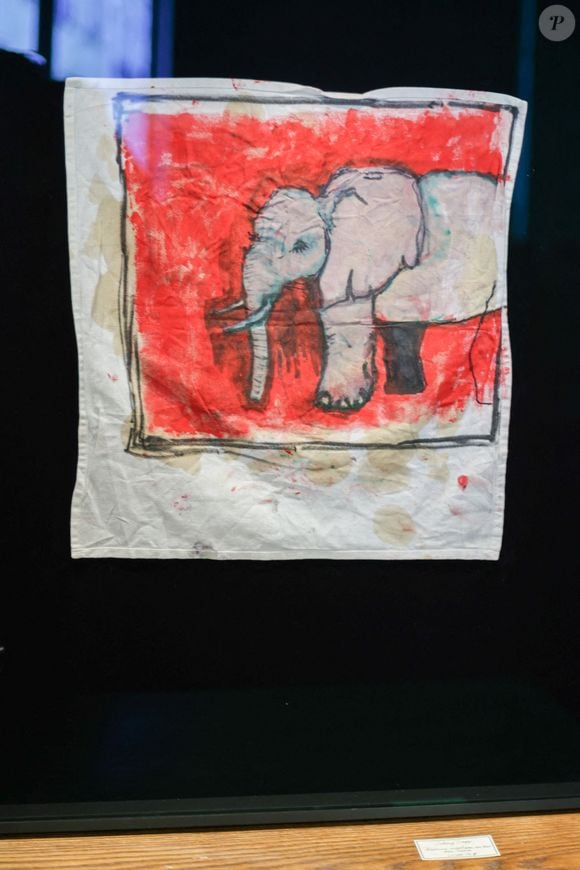 Il y expose (entrée gratuite) depuis mars dernier une œuvre d’art représentant un éléphant

Johnny Depp s'associe à Deyrolle pour une édition limitée inspirée des célèbres affiches pédagogiques du 19ème siècle commandées par l'Etat français pour l'éducation des élèves jusqu'au milieu du 20ème siècle. Pour marquer cette première collaboration avec la prestigieuse institution, Johnny Depp a choisi de mettre en avant un sujet emblématique de son œuvre et de la collection Deyrolle : l'éléphant.
 le 27 mars 2025 à Paris, France. Photo by Nasser Berzane/ABACAPRESS.COM