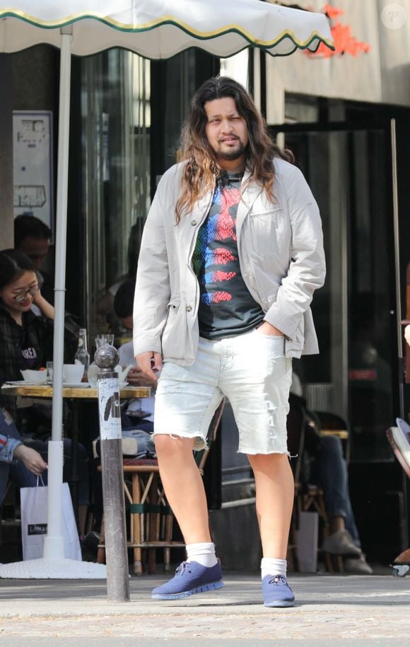 Exclusif - Lulu (Lucien) Gainsbourg à la sortie d'un restaurant avec des amis à Paris le 23 avril 2018