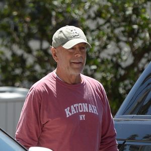 Bruce Willis va acheter une glace à emporter à Los Angeles le 7 juin 2022. © The ImageDirect / Bestimage