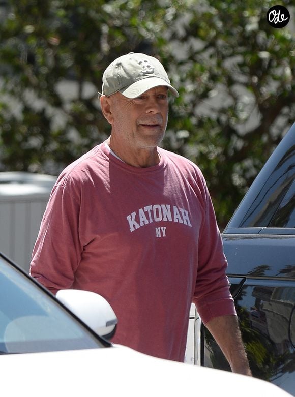 Bruce Willis va acheter une glace à emporter à Los Angeles le 7 juin 2022. © The ImageDirect / Bestimage