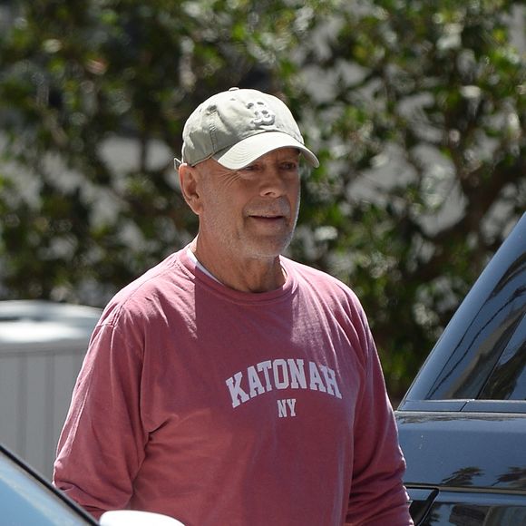 Bruce Willis va acheter une glace à emporter à Los Angeles le 7 juin 2022. © The ImageDirect / Bestimage