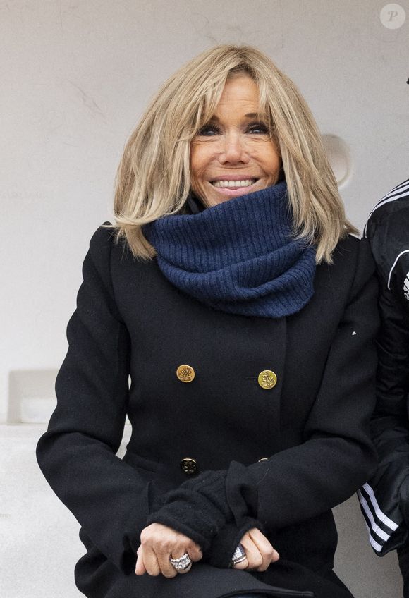Brigitte Macron et Arsene Wenger - Match de football caritatif du Variétés club de France au profit de l'opération Pièces jaunes au stade Bernard Giroux à Plaisir, France, le 24 avril 2024. Le match a permis de récolter 57.500€. © Pierre Perusseau/Bestimage