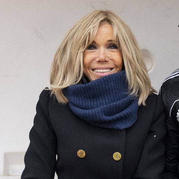 Brigitte Macron et Arsene Wenger - Match de football caritatif du Variétés club de France au profit de l'opération Pièces jaunes au stade Bernard Giroux à Plaisir, France, le 24 avril 2024. Le match a permis de récolter 57.500€. © Pierre Perusseau/Bestimage