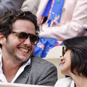 Florence Foresti et son compagnon Alexandre Kominek - People dans les tribunes lors des Internationaux de France de Tennis de Roland Garros 2022 à Paris le 29 mai 2022. © Cyril Moreau/Bestimage