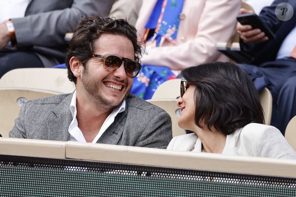 Florence Foresti et son compagnon Alexandre Kominek - People dans les tribunes lors des Internationaux de France de Tennis de Roland Garros 2022 à Paris le 29 mai 2022. © Cyril Moreau/Bestimage