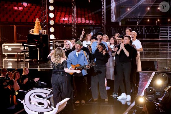 "Il y a un bâtiment dans lequel il y a les bureaux de production. On a la salle des profs, où on peut se poser."

Exclusif -  Helena, Marlène Schaff, Styleto, Christophe Maé, Mentissa lors surprises lors de l'enregistrement de l'émission "La chanson secrète N°14", présentée par N.Aliagas et diffusée le 26 décembre sur TF1, consacrée à Helena à Paris le 10 Décembre 2025. © JACOVIDES-MOREAU / BESTIMAGE