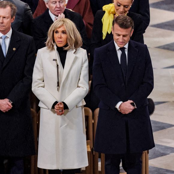Un pigeon de Paris s'invite à la cérémonie aux côtés du président de la République française, Emmanuel Macron et de Brigitte Macron - Messe de consécration du mobilier liturgique de la cathédrale Notre-Dame de Paris, le 8 décembre 2024.
© Cyril Moreau / Bestimage