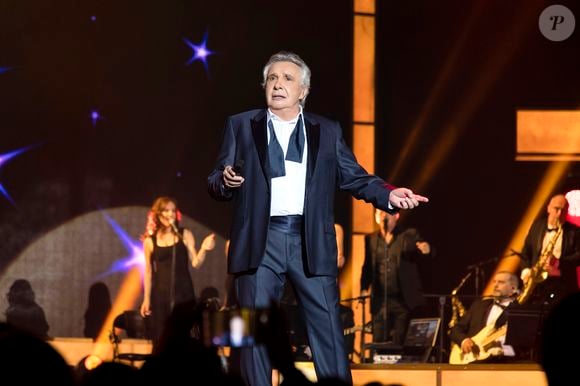 "Après avoir vécu sous les projecteurs, Michel souhaite se faire oublier… S’il est venu dans le Var, c’est pour qu’on lui fiche la paix", confie un proche du chanteur.

Exclusif - Michel Sardou en concert à la Seine Musicale, jusqu'au 7 janvier 2018 et les 14 et 15 mars, pour sa dernière tournée "La dernière danse" à Boulogne-Billancourt. Le 26 décembre 2017.
© Pierre Perusseau / Bestimage