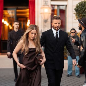 David Beckham et sa fille Harper Seven sortent de l'hôtel La Réserve Paris - Hotel and Spa pour se rendre au défilé de Victoria en marge de la Fashion Week de Paris (PFW), à Paris, France, le 7 mars 2025. © Tiziano da Silva/Bestimage