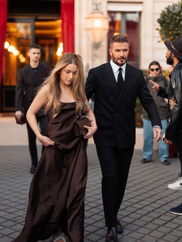 David Beckham et sa fille Harper Seven sortent de l'hôtel La Réserve Paris - Hotel and Spa pour se rendre au défilé de Victoria en marge de la Fashion Week de Paris (PFW), à Paris, France, le 7 mars 2025. © Tiziano da Silva/Bestimage