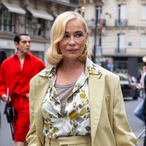 Emmanuelle Béart assiste au défilé AMI dans le cadre de la semaine de la mode masculine printemps 2026 à Paris, le 25 juin 2025 à Paris, France. Photo de Nasser Berzane/ABACAPRESS.COM