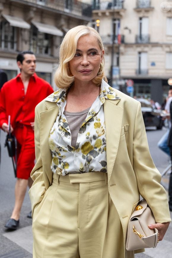 Emmanuelle Béart assiste au défilé AMI dans le cadre de la semaine de la mode masculine printemps 2026 à Paris, le 25 juin 2025 à Paris, France. Photo de Nasser Berzane/ABACAPRESS.COM