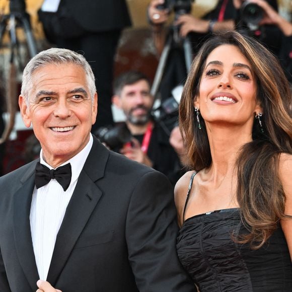Venise, 83e Venice International Film Festival 2026 - Jour 1 - Soirée d'ouverture sur le tapis rouge - En photo : George Clooney et sa femme Amal 

2 Septembre 2026
© Zuma Press / Bestimage