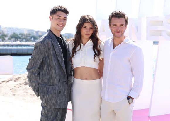 Thomas Vilan, Alexandra Favalli et Hubert Roulleau au photocall de la série "Ici tout commence" lors du festival Canneseries saison 8 à Cannes le 26 avril 2025.

© Denis Guignebourg / Bestimage