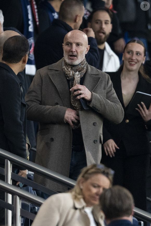 Frank Leboeuf - Célébrités des les tribunes lors du match aller du quart de finale de Ligue des champions entre le PSG et Aston Villa (3-1) au Parc des Princes à Paris le 9 avril 2025. © Cyril Moreau/Bestimage