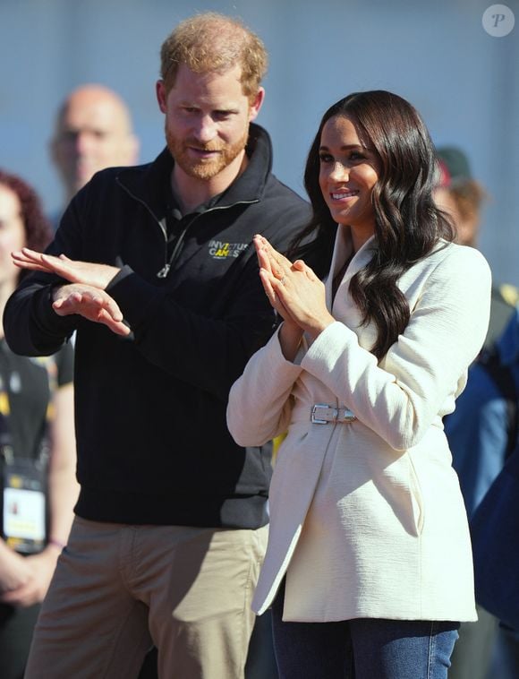 Le prince Harry et Meghan Markle assistent à la finale d'athlétisme, au deuxième jour des Invictus Games 2020 à La Haye, le 17 avril 2022. (Julien Burton / Bestimage).