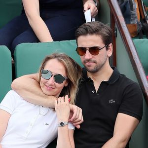 “Est-ce qu’on va pas, forcément, me comparer à ma sœur ?’”, s’interroge Audrey Lamy 

Audrey Lamy et son compagnon Thomas Sabatier dans les tribunes des internationaux de Roland Garros - jour 5 - à Paris, France, le 31 mai 2018. © Cyril Moreau - Dominique Jacovides/Bestimage