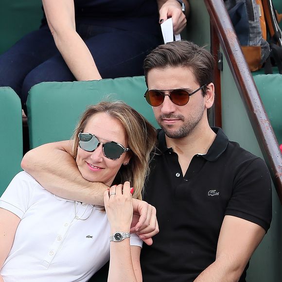 “Est-ce qu’on va pas, forcément, me comparer à ma sœur ?’”, s’interroge Audrey Lamy 

Audrey Lamy et son compagnon Thomas Sabatier dans les tribunes des internationaux de Roland Garros - jour 5 - à Paris, France, le 31 mai 2018. © Cyril Moreau - Dominique Jacovides/Bestimage