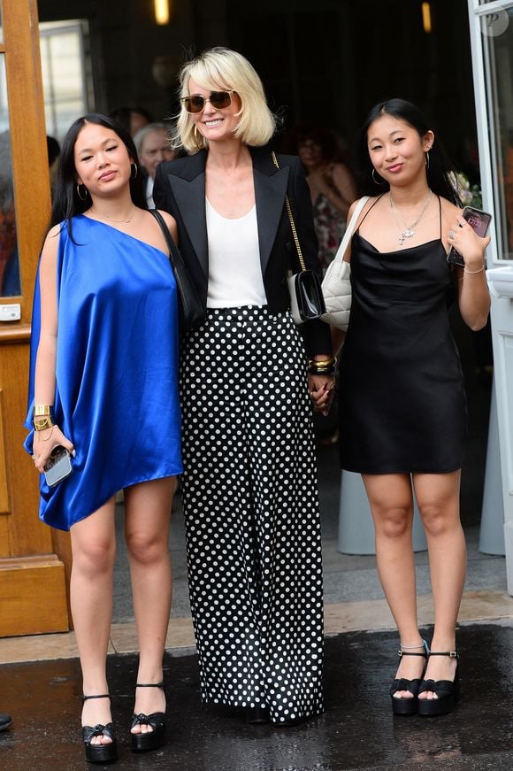 La première fille adoptive de Laeticia Hallyday a récemment pris une grande décision selon "Closer" Laeticia Hallyday et ses filles Jade et Joy à leur arrivée au mariage de Claude Lelouch à la mairie du 18ème à Paris. Le 17 juin 2023