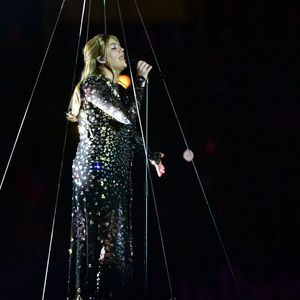 La chanteuse Louane (Louane Emera), représentante de la France au concours de l'Eurovision, interpréte pour la première fois son titre Maman, en hommage à sa mère décédée lorsqu'elle avait 17 ans, devant les 80 000 spectateurs, suspendue sur une plateforme, plusieurs mètres au-dessus de la pelouse et des musiciens, du Stade de France à la mi-temps du match du Tournoi des Six Nations opposant la France à l'Écosse, à Saint-Denis, Seine Saint-Denis, France, le 15 mars 2025. © CHristian Liewig/Bestimage