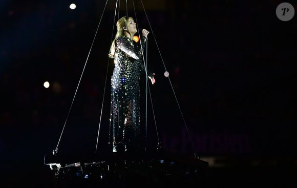 La chanteuse Louane (Louane Emera), représentante de la France au concours de l'Eurovision, interpréte pour la première fois son titre Maman, en hommage à sa mère décédée lorsqu'elle avait 17 ans, devant les 80 000 spectateurs, suspendue sur une plateforme, plusieurs mètres au-dessus de la pelouse et des musiciens, du Stade de France à la mi-temps du match du Tournoi des Six Nations opposant la France à l'Écosse, à Saint-Denis, Seine Saint-Denis, France, le 15 mars 2025. © CHristian Liewig/Bestimage
