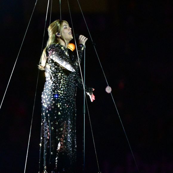 La chanteuse Louane (Louane Emera), représentante de la France au concours de l'Eurovision, interpréte pour la première fois son titre Maman, en hommage à sa mère décédée lorsqu'elle avait 17 ans, devant les 80 000 spectateurs, suspendue sur une plateforme, plusieurs mètres au-dessus de la pelouse et des musiciens, du Stade de France à la mi-temps du match du Tournoi des Six Nations opposant la France à l'Écosse, à Saint-Denis, Seine Saint-Denis, France, le 15 mars 2025. © CHristian Liewig/Bestimage