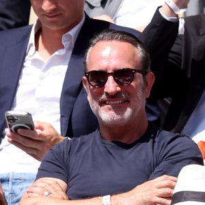 Jean Dujardin - Célébrités dans les tribunes de la finale masculine des Internationaux de France de tennis de Roland Garros 2026, le 7 juin 2026. 

© Jacovides-Moreau/Bestimage
