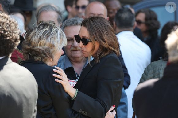 Laura Smet - Sorties des obsèques de Nathalie Baye en l'église Saint-Sulpice à Paris le 24 avril 2026. © Dominique Jacovides - Coadic Guirec / Bestimage