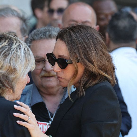 Laura Smet - Sorties des obsèques de Nathalie Baye en l'église Saint-Sulpice à Paris le 24 avril 2026. © Dominique Jacovides - Coadic Guirec / Bestimage